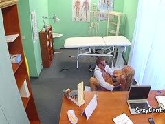 Doktor kuriert blonde Patientin mit seinem Prügel