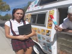 Dunkelhaarige Studentin lässt sich vom Eisverkäufer ficken